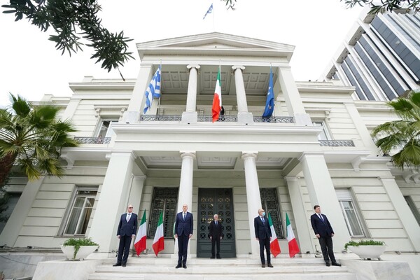 Το ΥΠΕΞ ύψωσε την ιταλική σημαία ως ένδειξη αλληλεγγύης - Θα φωταγωγηθεί και η Βουλή