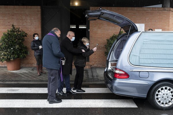 Οι ταφές γίνονται μαζικά. Δεν υπάρχει χρόνος να διαβάσουν προσευχή για τους νεκρούς στην Ισπανία