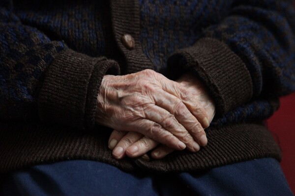 Περιφέρεια Αττικής: Κάλεσμα σε εθελοντές για τη φροντίδα ηλικιωμένων