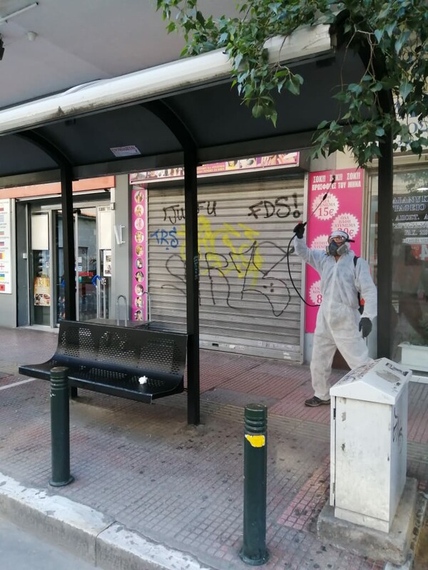 Δήμος Αθηναίων: Καθημερινή απολύμανση σε 750 στάσεις λεωφορείων και τρόλεϊ