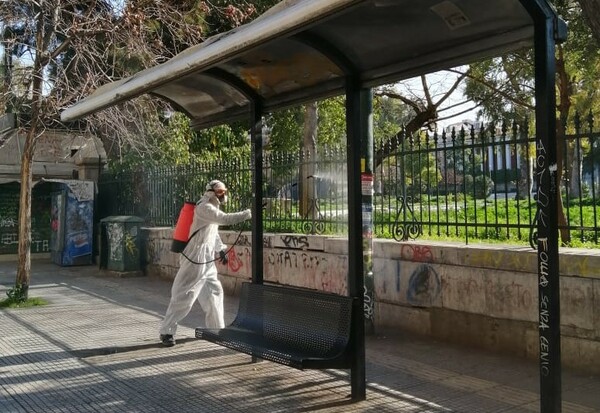 Δήμος Αθηναίων: Καθημερινή απολύμανση σε 750 στάσεις λεωφορείων και τρόλεϊ