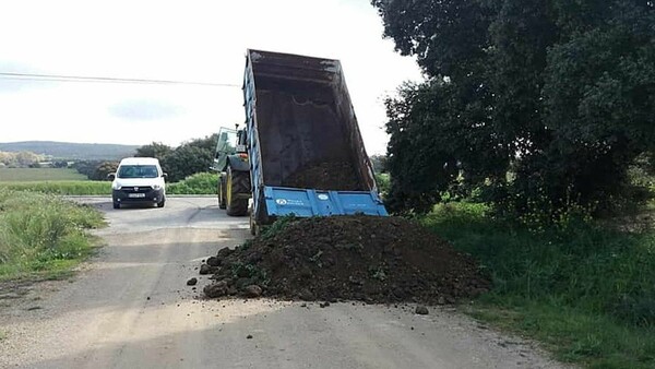 Ισπανικά χωριά οχυρώνονται κυριολεκτικά κατά του κορωνοϊού - Αναχώματα και φραγμοί σε δρόμους