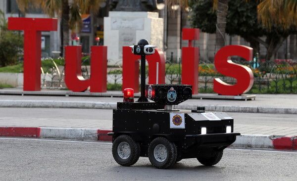 Κορωνοϊός: Η Τυνησία επιστρατεύει ρομπότ για τον έλεγχο της απαγόρευσης κυκλοφορίας