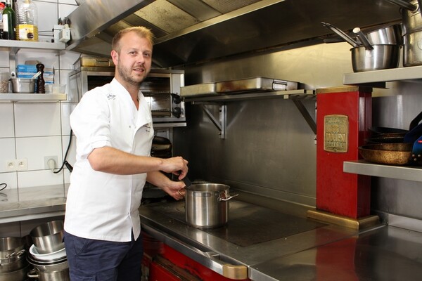 Τώρα που τα εστιατόρια έκλεισαν 30 κορυφαίοι Βέλγοι σεφ μαγειρεύουν για γιατρούς και νοσηλευτές