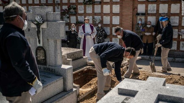 Νεκροφόρες στη σειρά και κηδείες 5 λεπτών: Ο αλλιώτικος θρήνος εν μέσω πανδημίας στην Ισπανία