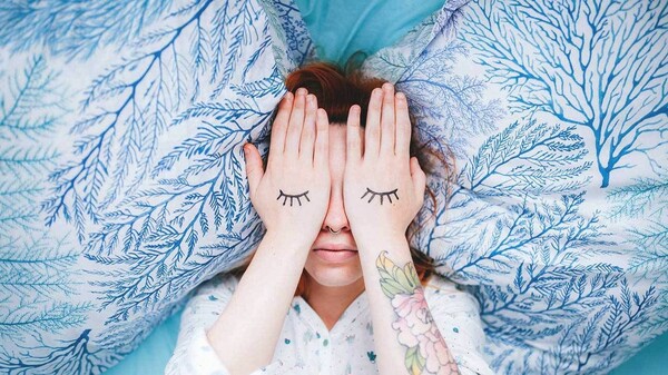 6 τεχνικές που θα σας βοηθήσουν να κοιμηθείτε αν έχετε άγχος