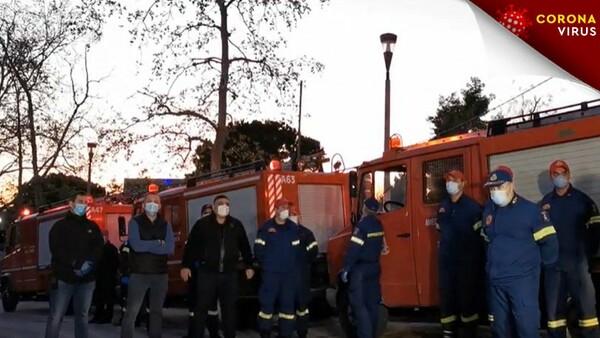 Πυροσβέστες «υποκλίθηκαν» σε γιατρούς και νοσηλευτές του ΑΧΕΠΑ - Με χειροκροτήματα και σειρήνες