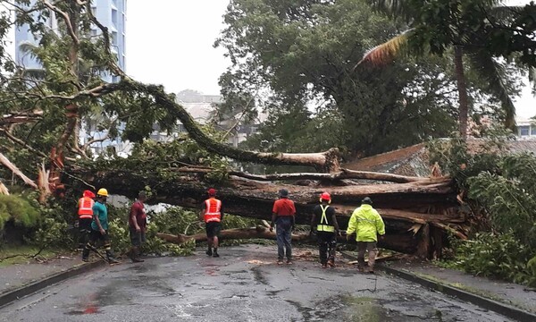 Με ανέμους 240 χλμ/ώρα σφυροκοπά τα Φίτζι ο κυκλώνας Χάρολντ - Σοβαρές καταστροφές