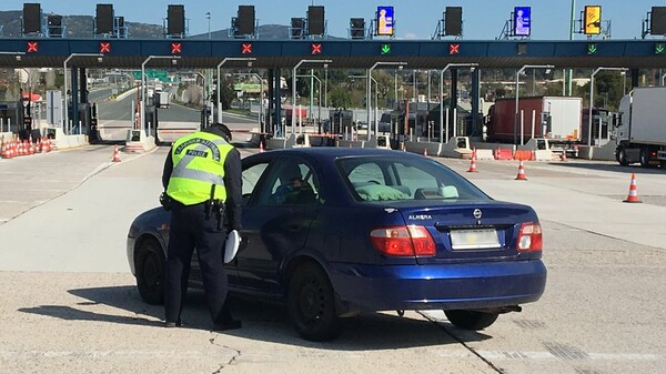 Απαγόρευση κυκλοφορίας: Βίντεο με τους εντατικούς ελέγχους της ΕΛ.ΑΣ. στα διόδια της Αττικής