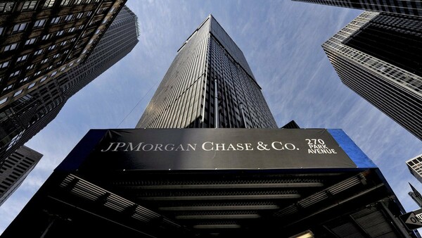 Bloomberg: Η JPMorgan απέλυσε στέλεχος, έκοψε μπόνους σε άλλους για τη χρήση του WhatsApp