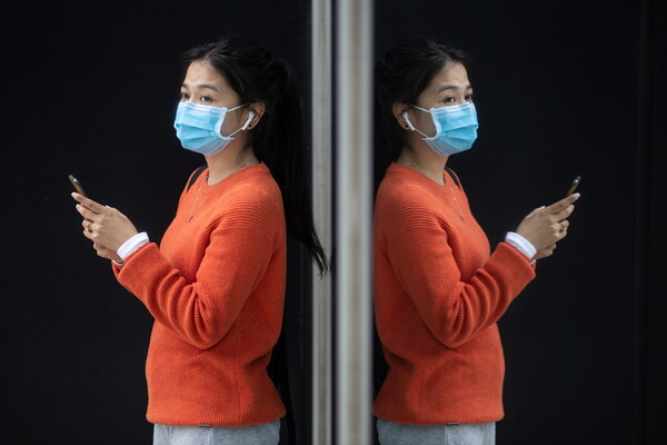 Χονγκ Κονγκ: 10 εκατ. μάσκες δωρεάν από δισεκατομμυριούχο - Με ειδικά αυτόματα μηχανήματα