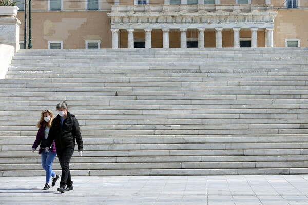 Έπαινοι Bloomberg για την Ελλάδα: «Στην κρίση του κορωνοϊού μπορεί να περπατά με το κεφάλι ψηλά»