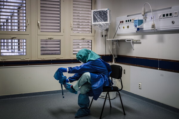 «Κάνουμε διαλογή ασθενών.Οι υγειονομικοί παθαίνουν burnout»: Έλληνας γιατρός στη Γαλλία περιγράφει την κατάσταση στα νοσοκομεία