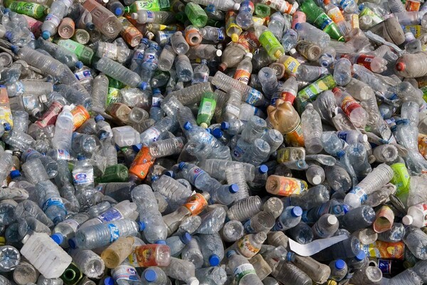 Οι επιστήμονες ανέπτυξαν ένζυμο που ανακυκλώνει τα πλαστικά μπουκάλια μέσα σε λίγες ώρες