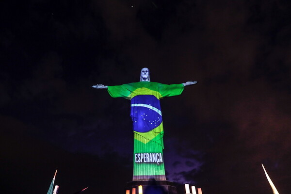 Μήνυμα ελπίδας από την Βραζιλία: Το άγαλμα του Χριστού στα χρώματα των χωρών που πλήττει ο κορωνοϊός