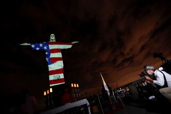 Μήνυμα ελπίδας από την Βραζιλία: Το άγαλμα του Χριστού στα χρώματα των χωρών που πλήττει ο κορωνοϊός