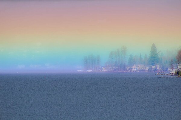 Το υπέροχο «οριζόντιο» ουράνιο τόξο σε λίμνη του Σιάτλ: «Υπενθύμιση ελπίδας στους πρωτόγνωρους καιρούς»
