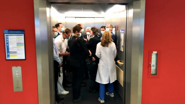 O Γερμανός υπ. Υγείας σε ασανσέρ με άλλα 13 άτομα - Η φωτογραφία που προκάλεσε αντιδράσεις