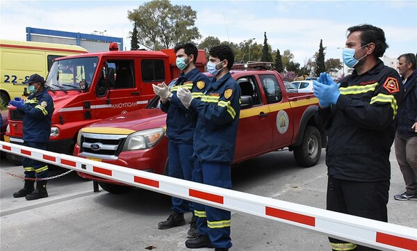 Πυροσβέστες στο «Σωτηρία»: Με σειρήνες και χειροκροτήματα το «ευχαριστώ» σε γιατρούς και νοσηλευτές