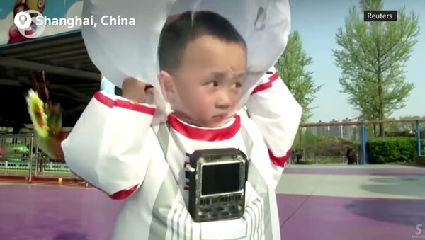 Κίνα: Πατέρας σχεδίασε «διαστημική στολή» για να προστατεύσει τον γιο του