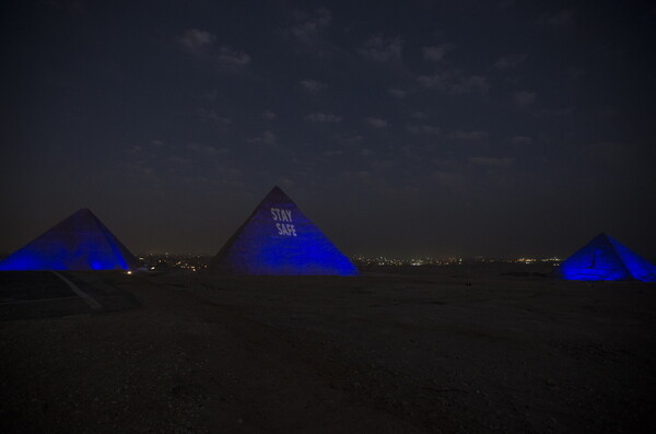 Οι πυραμίδες της Γκίζας φωτίστηκαν στα μπλε, με το μήνυμα "Stay Home" για τον κορωνοϊό