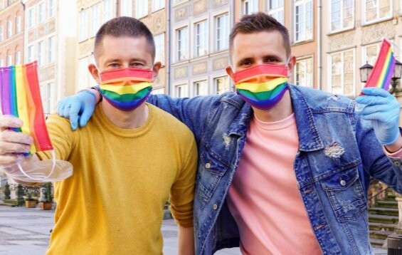 Πολωνία: Γκέι ζευγάρι μοιράζει μάσκες με ουράνιο τόξο κατά του κορωνοϊού και της προκατάληψης