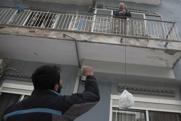 Ένα μαγερειό ανθρωπιάς στη Θεσσαλονίκη: Κλειστό για πελάτες, μαγειρεύει για άστεγους και ευάλωτους