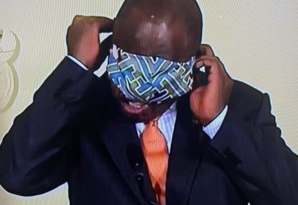 Ο πρόεδρος της Ν.Αφρικής προσπαθεί να βάλει μάσκα, αποτυγχάνει και γίνεται περίγελος