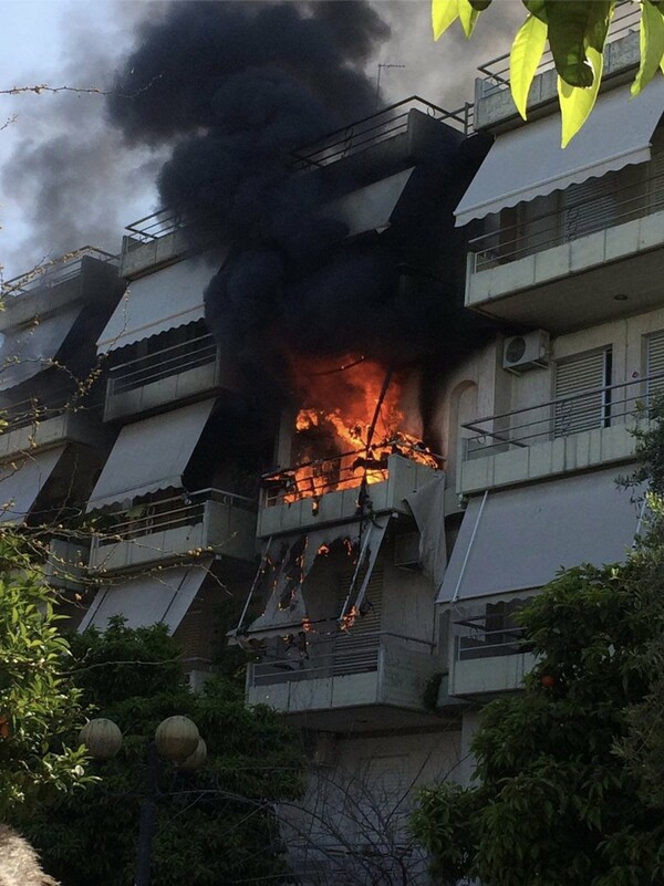 Φωτιά σε διαμέρισμα στο Παγκράτι - Επιχειρεί η πυροσβεστική