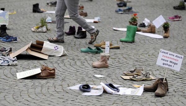 Εκατοντάδες παπούτσια αντί για διαδηλωτές σε έρημη πλατεία - Η πρωτότυπη διαμαρτυρία για το κλίμα