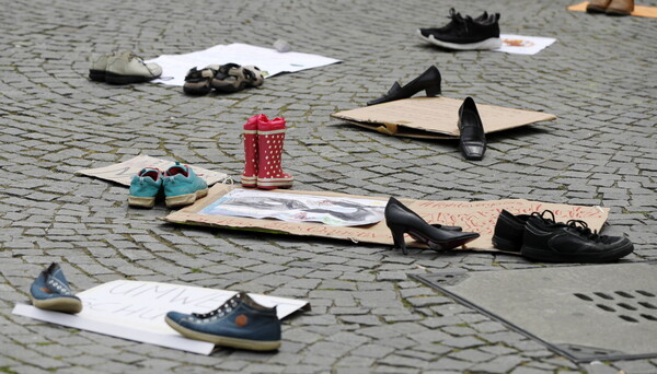 Εκατοντάδες παπούτσια αντί για διαδηλωτές σε έρημη πλατεία - Η πρωτότυπη διαμαρτυρία για το κλίμα