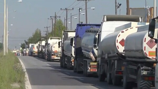 Θεσσαλονίκη: Ουρές χιλιομέτρων από βυτιοφόρα για πετρέλαιο θέρμανσης -Παράταση στη λειτουργία των ΕΛΠΕ