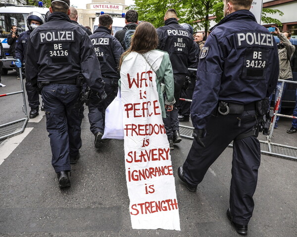 «Θέλω πίσω τη ζωή μου»: Γερμανοί διαμαρτύρονται για τα μέτρα περιορισμού λόγω κορωνοϊού
