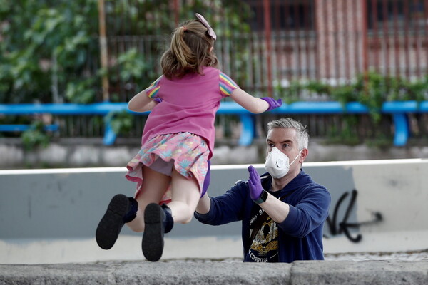 Η Ισπανία επέτρεψε στα παιδιά να βγουν από το σπίτι για πρώτη φορά εδώ και έξι εβδομάδες
