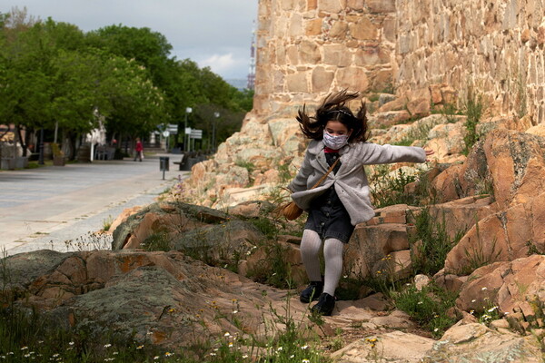 Η Ισπανία επέτρεψε στα παιδιά να βγουν από το σπίτι για πρώτη φορά εδώ και έξι εβδομάδες