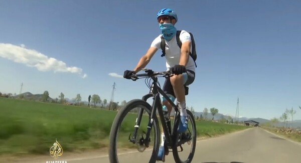 Ιταλία: Επαγγελματίας ποδηλάτης κάνει delivery φαρμάκων σε ηλικιωμένους με το ποδήλατό του