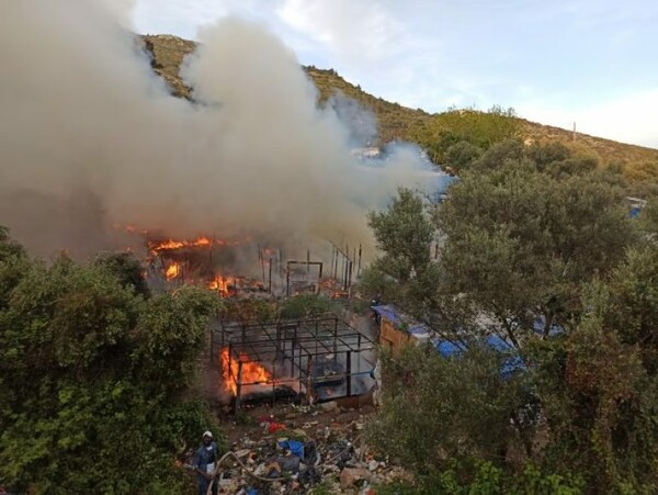 Σάμος: Φωτιά στη δομή προσφύγων - Κάηκαν δεκάδες σκηνές