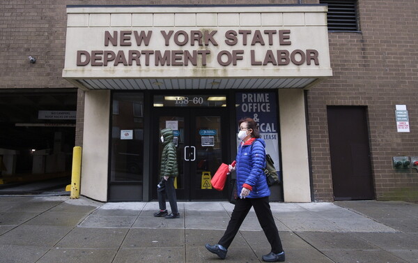 ΗΠΑ: Μπροστά σε «ιστορικό σοκ» η οικονομία - Φόβοι για ανεργία «στα ύψη της Μεγάλης Ύφεσης»
