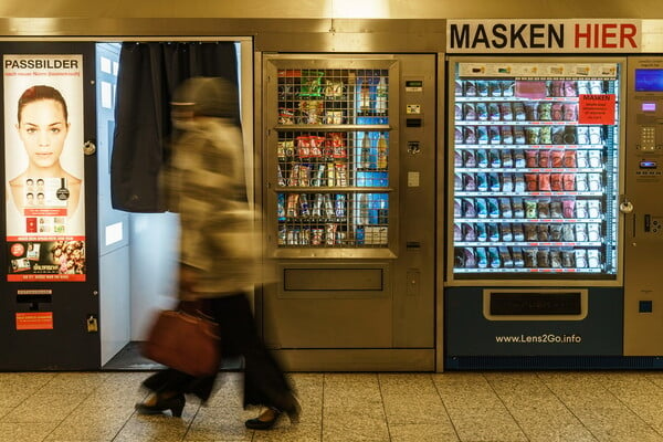 Αυτόματα μηχανήματα με μάσκες σε σταθμούς της Γερμανίας για να αγοράζουν οι πολίτες