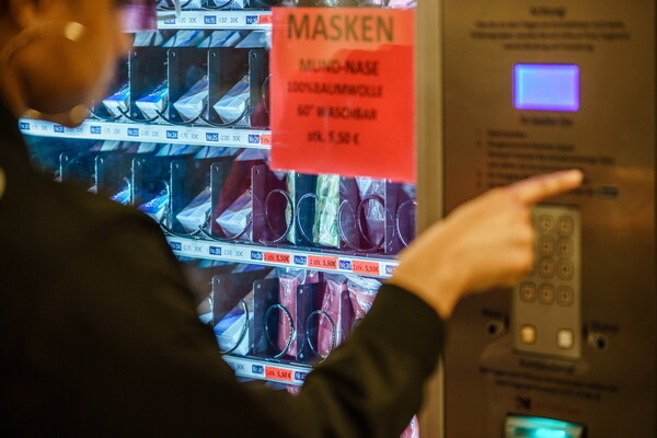 Αυτόματα μηχανήματα με μάσκες σε σταθμούς της Γερμανίας για να αγοράζουν οι πολίτες
