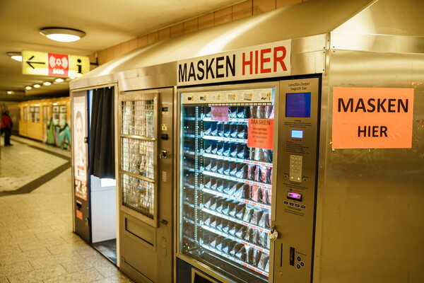 Αυτόματα μηχανήματα με μάσκες σε σταθμούς της Γερμανίας για να αγοράζουν οι πολίτες
