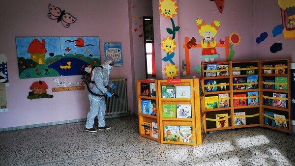 Τσιόδρας: «Ναι» στο άνοιγμα των σχολείων αλλά σταδιακά