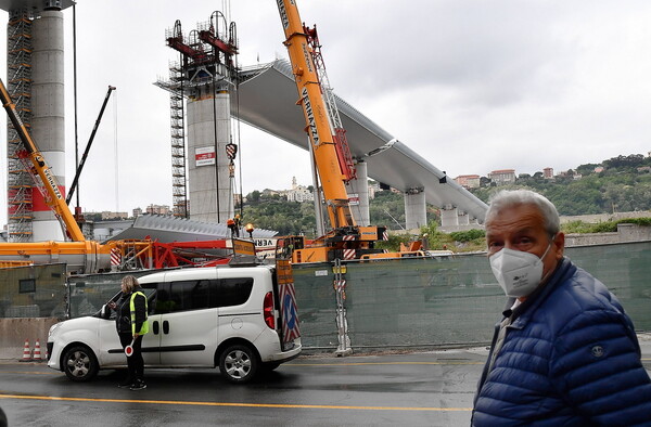 Εργάτες τοποθέτησαν σήμερα το τελευταίο τμήμα της νέας γέφυρας στη Γένοβα