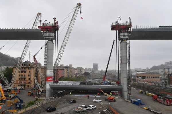 Εργάτες τοποθέτησαν σήμερα το τελευταίο τμήμα της νέας γέφυρας στη Γένοβα