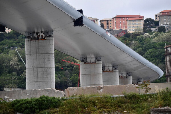 Εργάτες τοποθέτησαν σήμερα το τελευταίο τμήμα της νέας γέφυρας στη Γένοβα