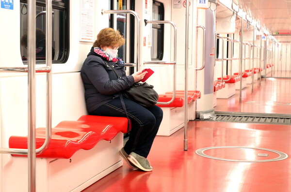 «Stai qui»: Υποχρεωτικές μάσκες, προκαθορισμένες θέσεις και αυτοκόλλητα στο μετρό του Μιλάνου