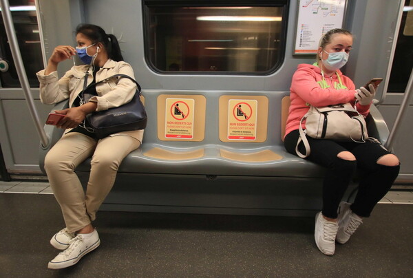 «Stai qui»: Υποχρεωτικές μάσκες, προκαθορισμένες θέσεις και αυτοκόλλητα στο μετρό του Μιλάνου