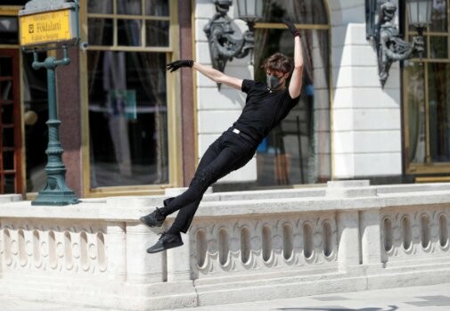 Ούγγρος χορευτής ερμηνεύει τη «μελωδία του κορωνοϊού» σε άδεια πλατεία της Βουδαπέστης