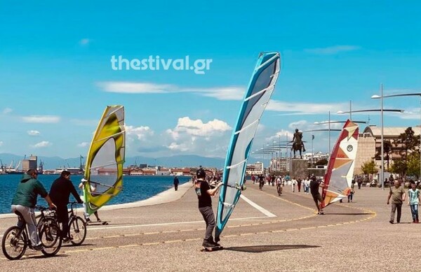 Θεσσαλονίκη: Windsurfers βγήκαν στη στεριά - Πατίνια με πανί στη νέα παραλία