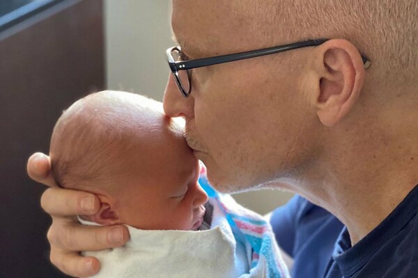 Ο Άντερσον Κούπερ έγινε πατέρας - Παρουσιάζει το μωρό που γεννήθηκε από παρένθετη μητέρα